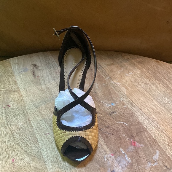 Brand new heels never worn, made in china fabric upper. Leather outsole, size 7. - Picture 3 of 6